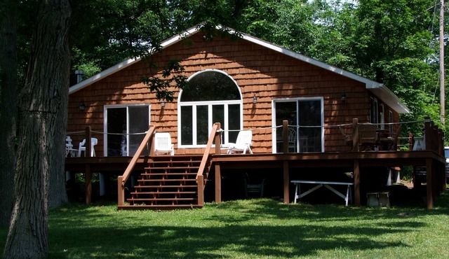 Elegant Chalet Style, Large Deck, Huge Spacious Green Yard, Riverfront