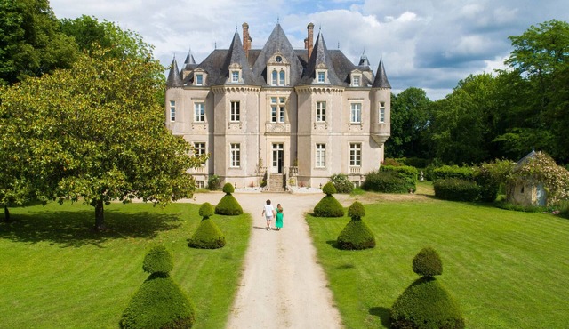 Elegant Château with Pool, Historic Park, and Modern Amenities in Scenic France