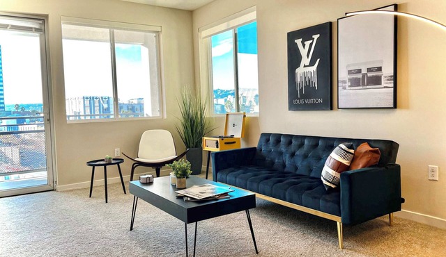 Elegant City Escape | Gym & Pool | 10mins to Cedar