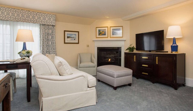 Elegant Club Suite | King Beds & Hydrotherapy Tub
