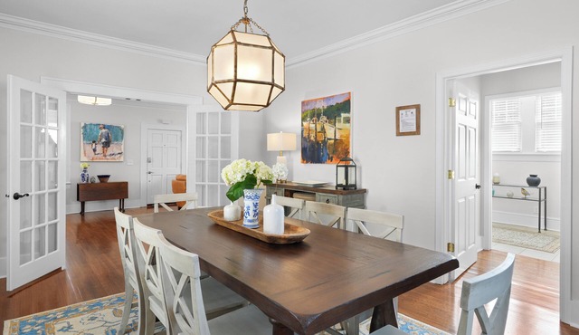 Elegant Colonial, Heart of Downtown