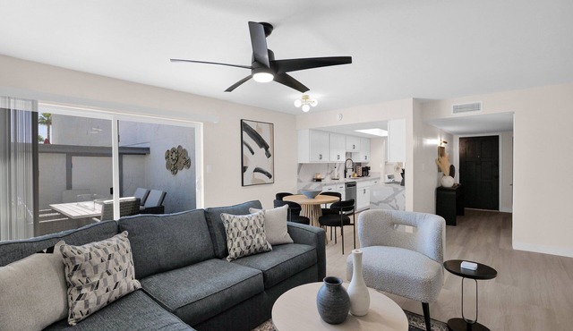 Elegant Condo One Mile From Old Town