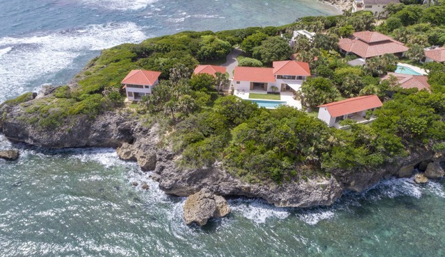 ELEGANT, CONTEMPORARY OCEANFRONT VILLA ON ITS OWN PRIVATE PENINSULA