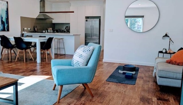 Elegant Cosy Ballarat Central Getaway with Tesla Chargern