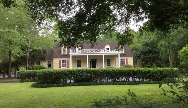 Elegant cottage in historic Summerville- WEEKLY DISCOUNTS