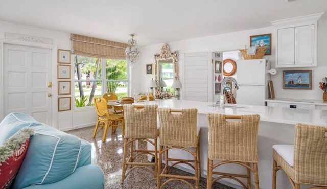 ELEGANT COTTAGE LESS THAN 2 MILES TO OCEAN