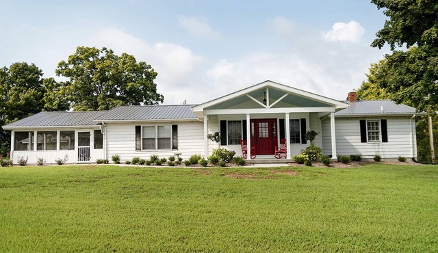 Elegant Cottage Rental for Groups near Greensburg, Kentucky