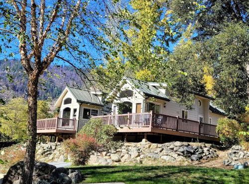 Elegant Cottage Rental on Banks of Trinity River, California