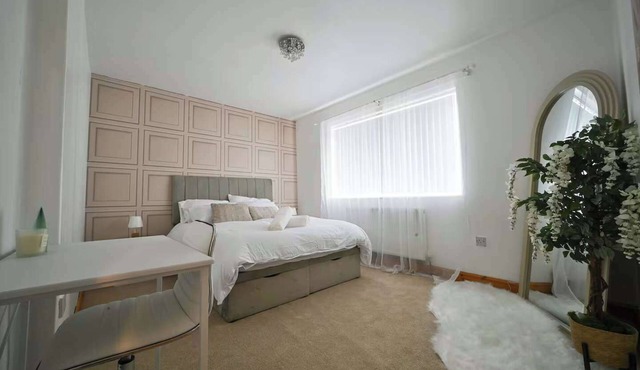 Elegant Cottage With Hot Tub