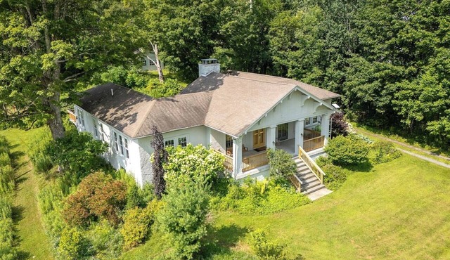 Elegant Country Escape – Unique Home with Timeless Charm and Style