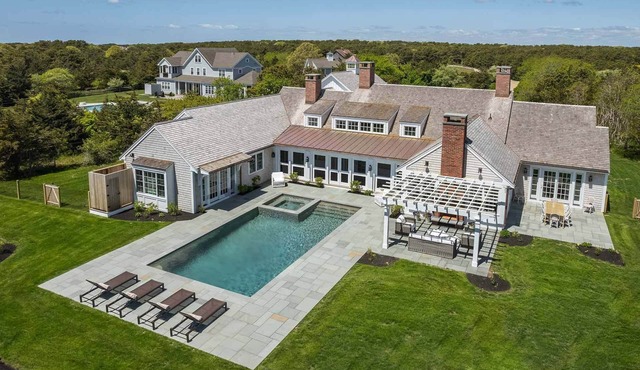 Elegant Country Estate With Pool In Katama