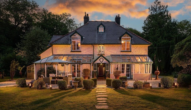 Elegant Country House in Laugharne — Cinema, Bar & Gardens