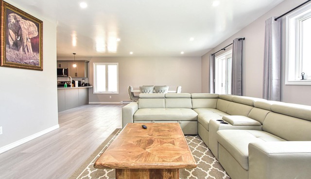 Elegant cozy 3 bedrooms, 2 bathrooms home with 1 King bed, 2 Queen beds