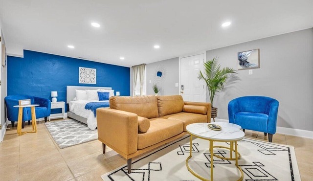 Elegant, cozy basement apartment - 5 minutes from popular shopping/dining areas
