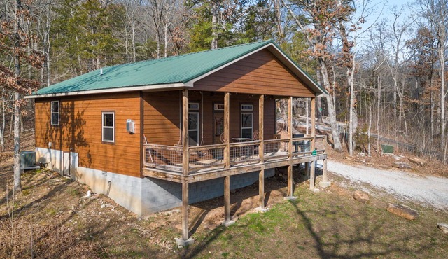 Elegant Cozy Cabin, Jetted 2 person tub, fireplace, king master, canoeing, WIFI