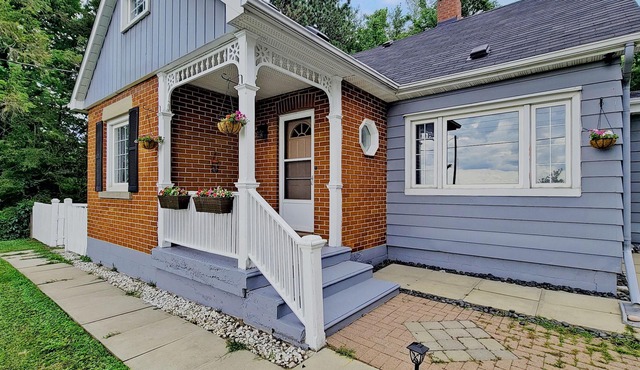 Elegant & Cozy English Villa with beautiful fenced backyard
