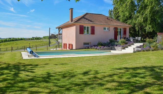 Elegant Domaine Stay in Dordogne