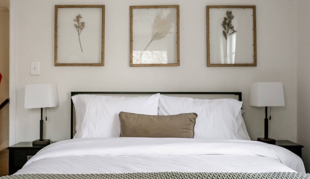 Elegant Design in Marrott Woods - Meridian Hills - Minutes to Broad Ripple!