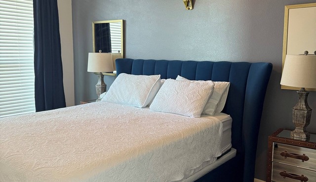Elegant Domain Studio, Luxury Stay Steps from Dining & Shopping