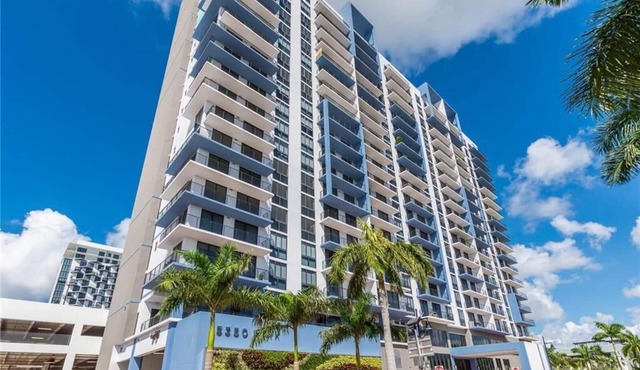 Elegant Doral Getaway: 2BR Luxury