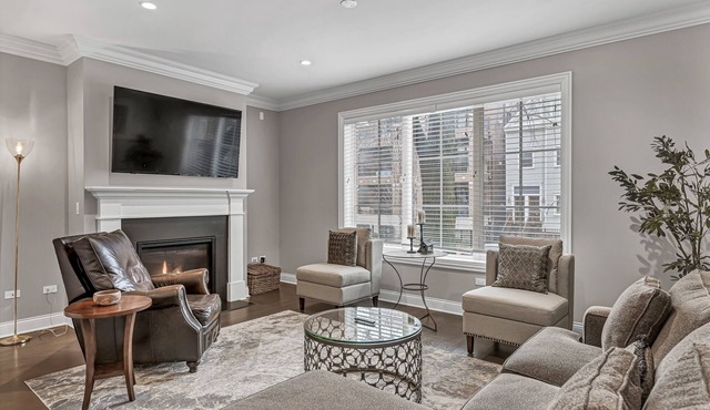 Elegant Duplex with Chef's Kitchen Near Wrigley Field by AllSet Turnover