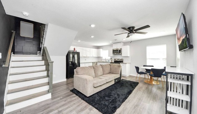 Elegant East Houston Getaway
