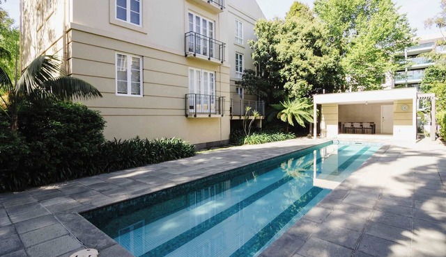 Elegant East Melbourne Escape | Pool+Gym+Parking