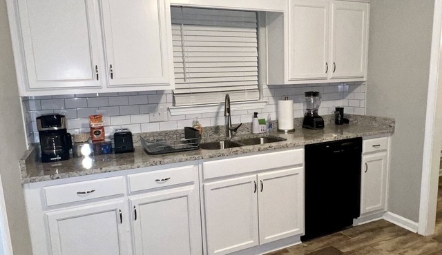 Elegant Ellenwood home near I-675, I-75, & I-285.