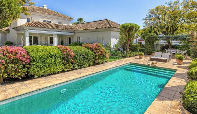 ELEGANT VILLA FOR GOLFERS: OUTDOOR BBQ, POOL AND SOLARIUM, PLUS HOME CINEMA ROOM