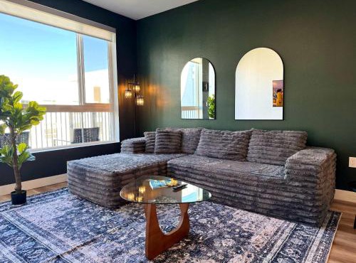 Elegant Escape 10 Min from Disneyland With Pool & GYM