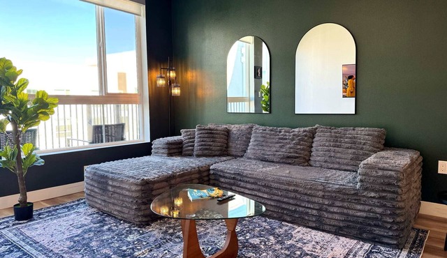 Elegant Escape 10 Min from Disneyland (Pool & GYM)