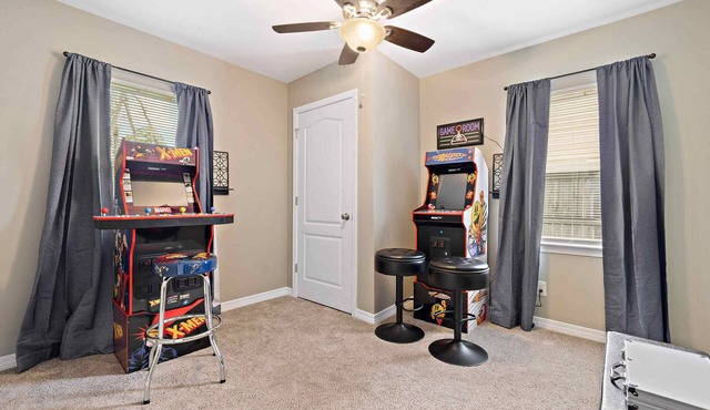 Elegant Escape, 4BR, Arcade Games, Stocked Kitchen, WiFi