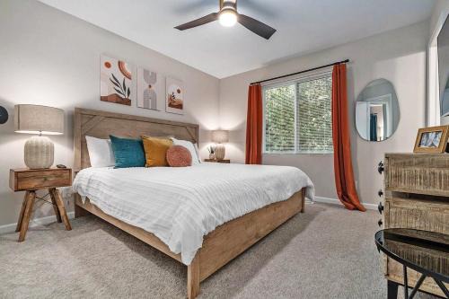 Elegant Escape-Fenced Yard BBQ & Cozy Fire Pit