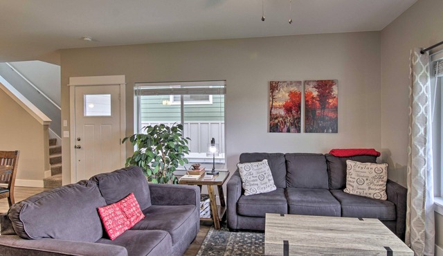 "Elegant Escape" (KING BED) Minutes From Downtown