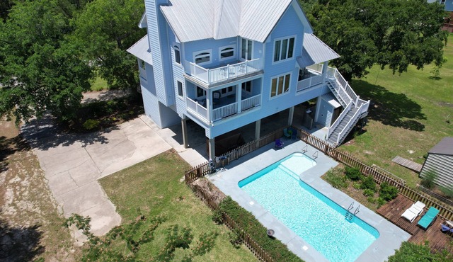 Elegant Escape: Pool-Gourmet-Kitchen-Elevator