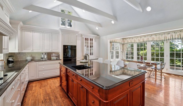Elegant estate with sprawling grounds & gourmet kitchen- close to city