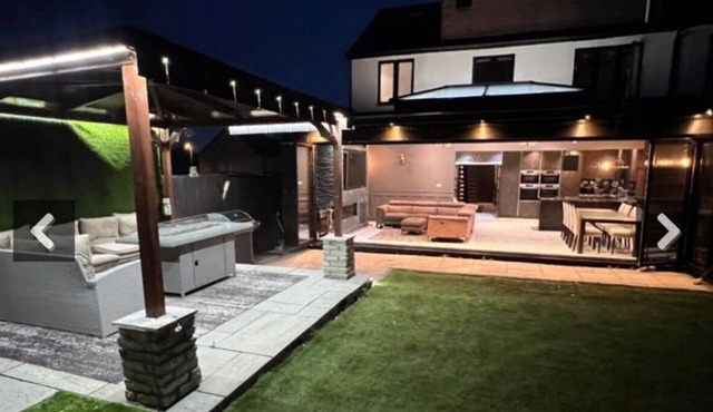 Elegant family home, 2x jacuzzi corner baths, Contract Workers and NHS Welcome.