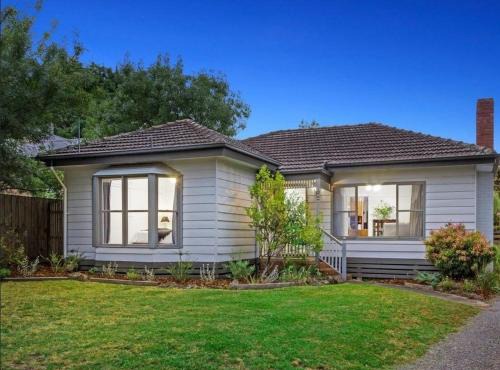 Elegant family home in Croydon near shops and transit