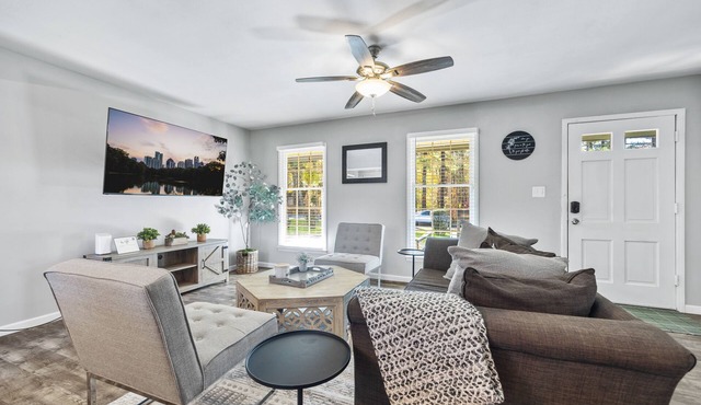 Elegant Family Living | Mins to 6 Flags & Downtown