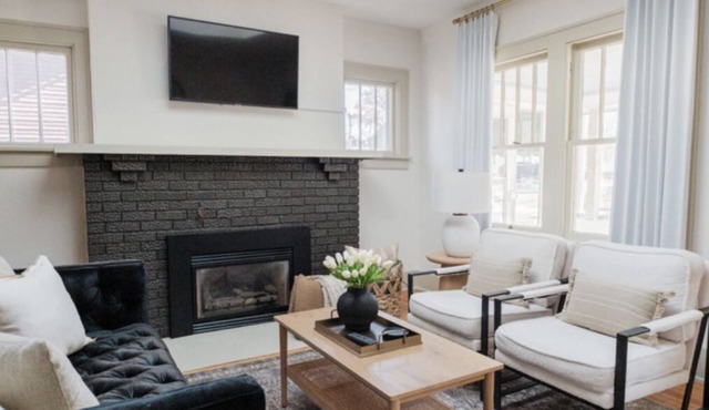 Elegant Family/Pet Friendly Cottage in Coveted Clark Park