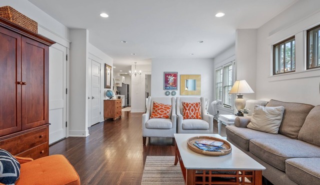 Elegant Flat nestled right off-campus & free parking!