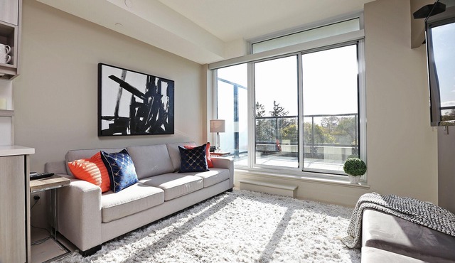 Elegant Forest Hill Condo - 24 Hour Concierge - Six Month Term