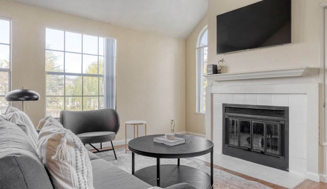 Elegant Foster City 2BR w/Gym, 2 Pools & W/D, near VISA, by Blueground