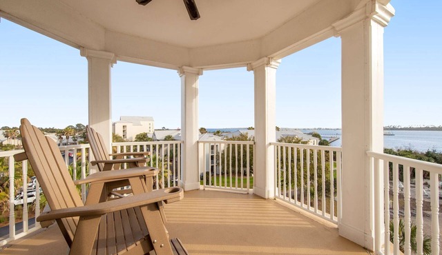 Elegant Fourth Floor Condo with Shared Pool & Hot Tub, Ocean View, and WiFi