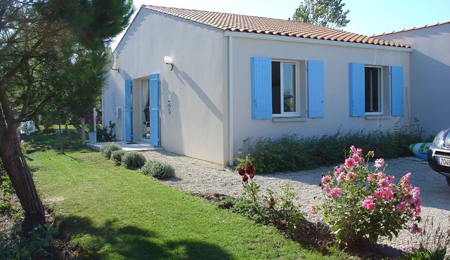 Elegant villa with garden, quiet location close to beaches and shops