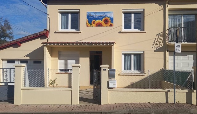 Elegant, fully-equipped guest room facing the Ariege Pyrenees, TV and WIFI.