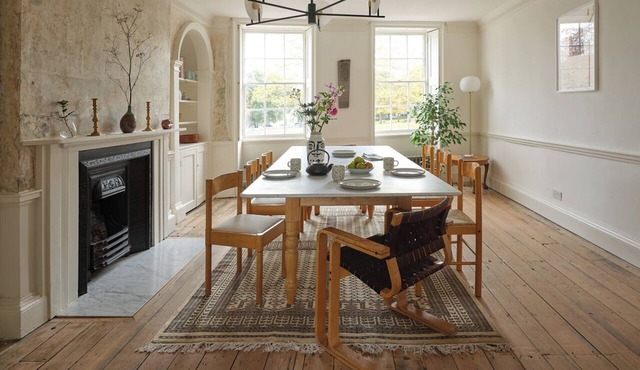 Elegant Georgian townhouse in Margate with spacious bedrooms, luxury bathrooms, a cinema room, and a private courtyard. A short walk to Margate beaches and Old Town. Perfect for families, business stays, and group getaways. Sleeps 11 in style.