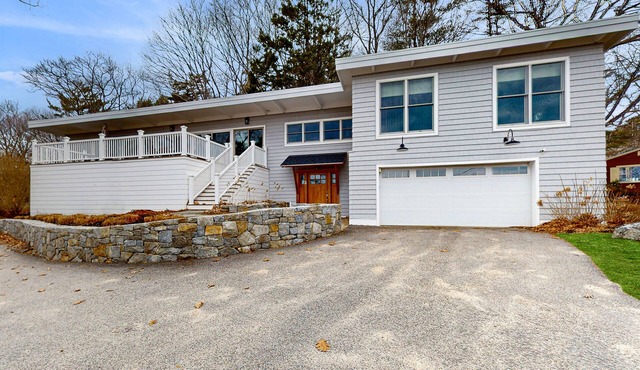 Elegant getaway with lovely deck, ocean & sunrise views, foosball & washer/dryer