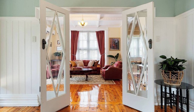 Elegant Goldfields Retreat | Spa Bath & Privacy