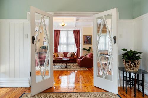 Elegant Goldfields Retreat - Spa Bath & Privacy